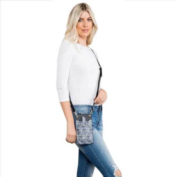 ⚡LAST ONE⚡Black Leopard Print Essentials Crossbody - Picture 5 of 6